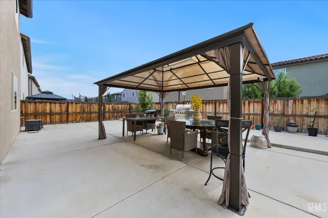 a area with table and chairs