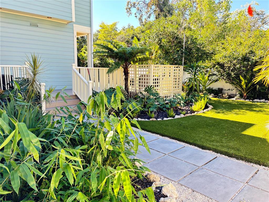 324 Julia Place Sarasota, FL 34236 - Photo 11 of 52