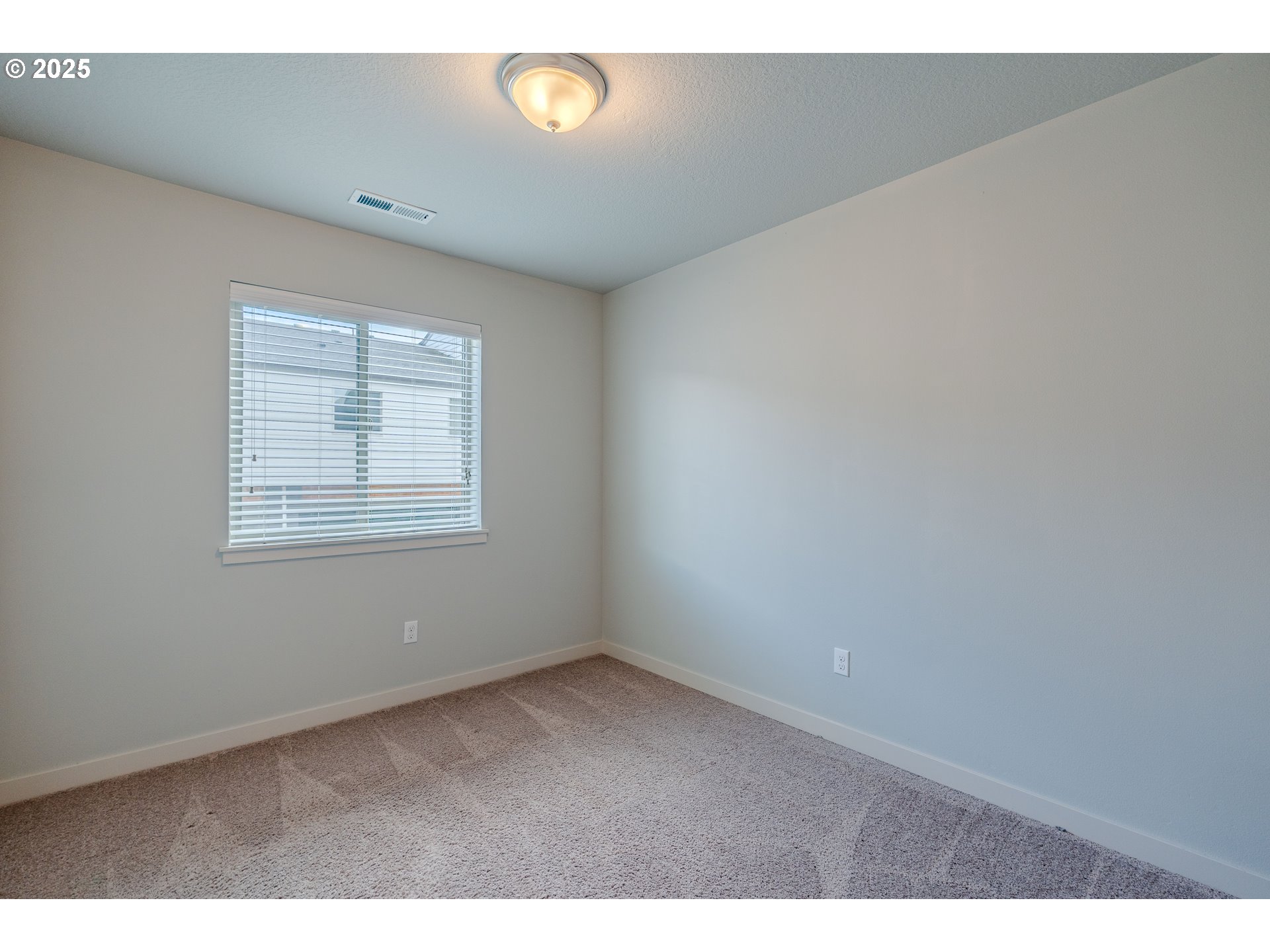 122 North 43rd Place Ridgefield, WA 98642 - Photo 23 of 41 an empty room with windows
