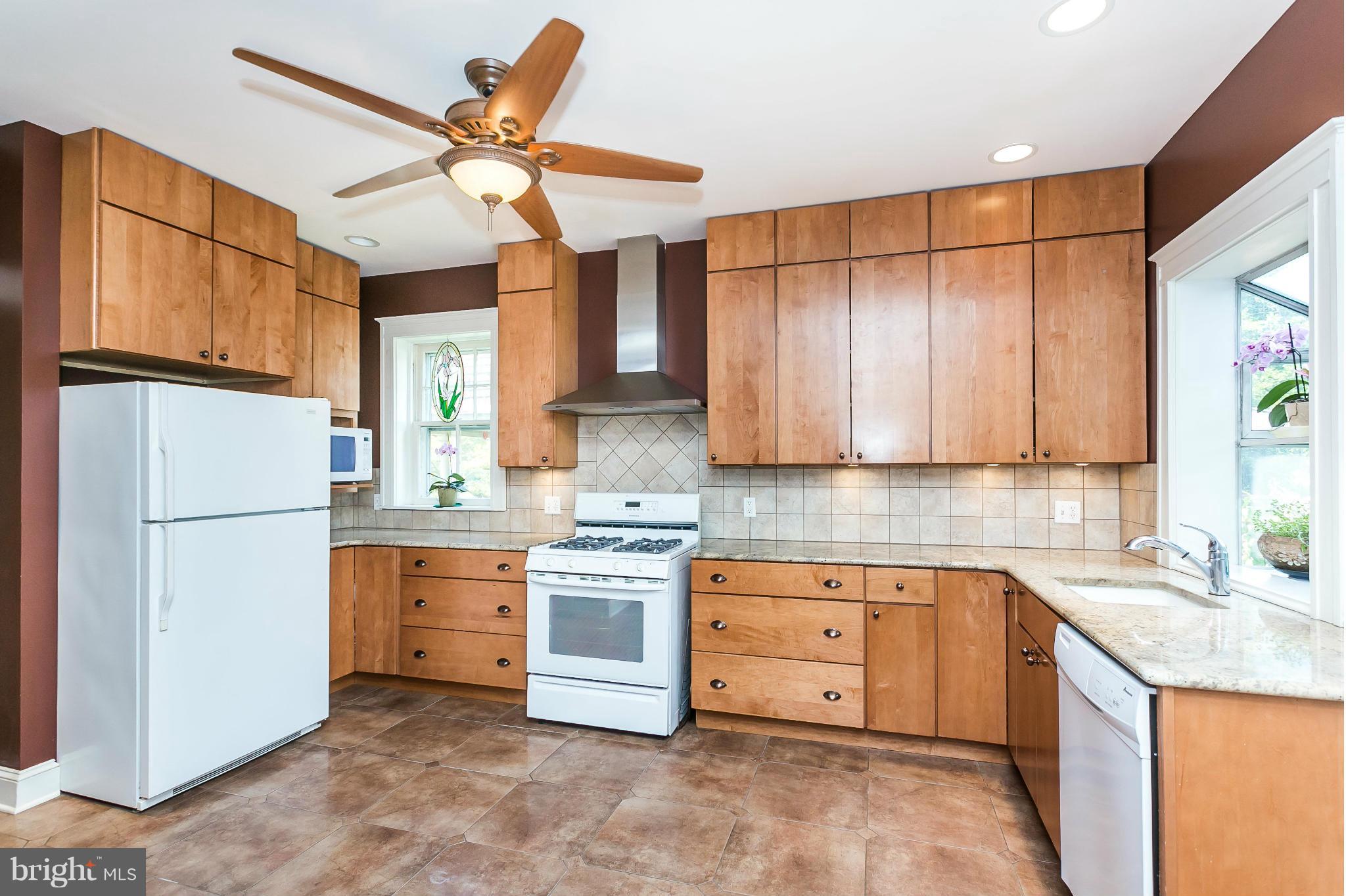 109 Woodlawn Road Baltimore, MD 21210 - Photo 10 of 30 Eat-in Kitchen (w/room for table)