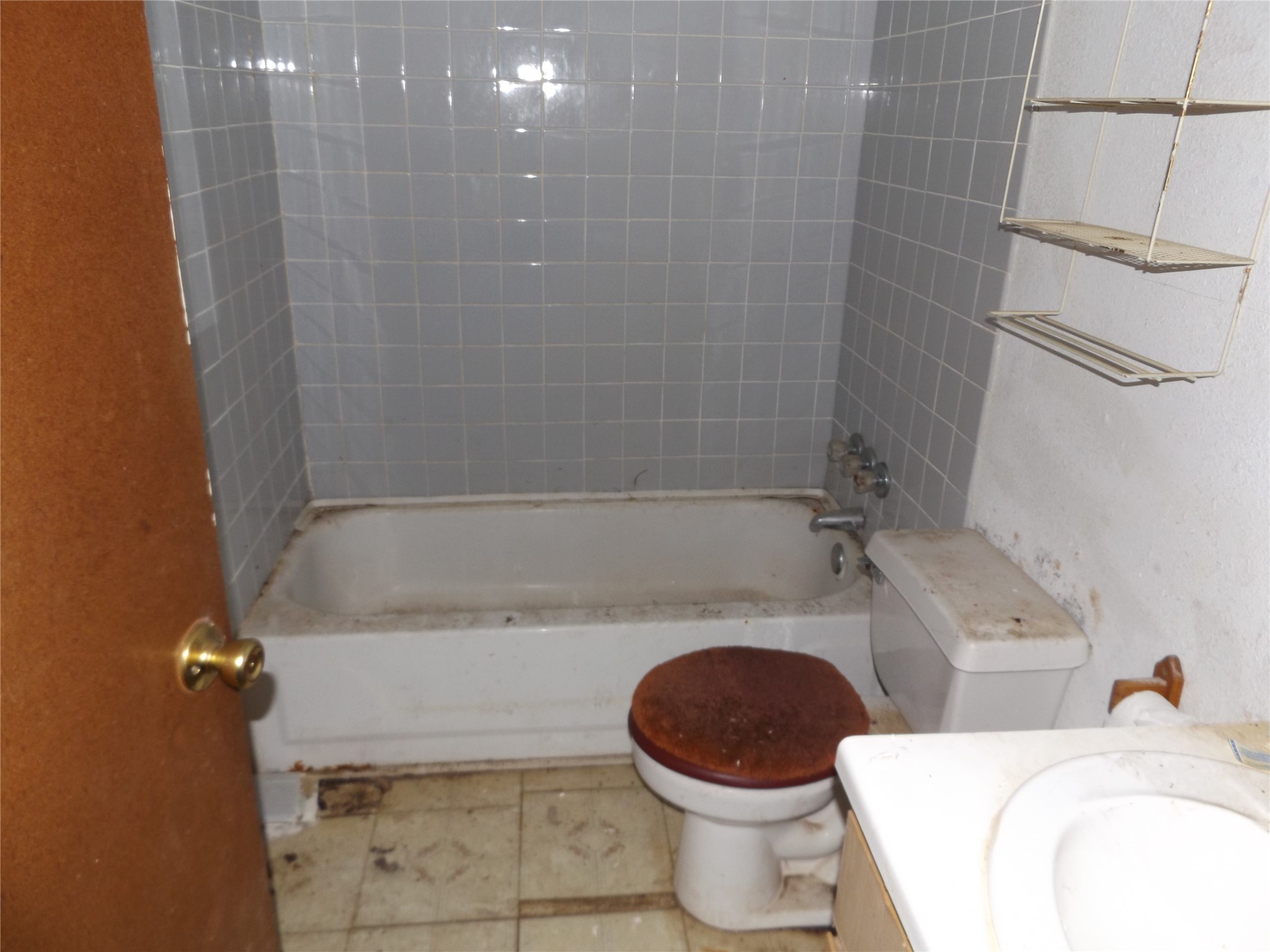 437 8th Street Dickinson, TX 77539 - Photo 4 of 12 a bathroom with a sink a toilet and bathtub