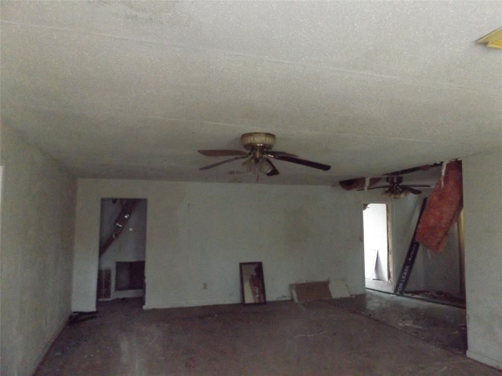 437 8th Street Dickinson, TX 77539 - Photo 8 of 12 an empty room with windows and closet