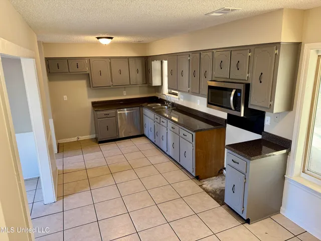 $1,795 | 7141 Oak Forest Drive, Olive Branch, MS 38654