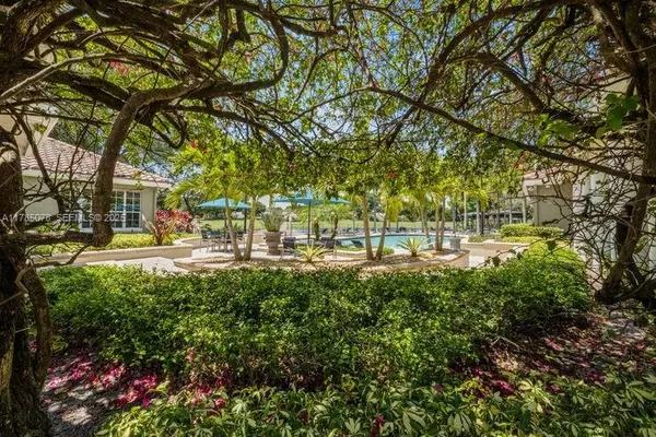 a view of yard with green space