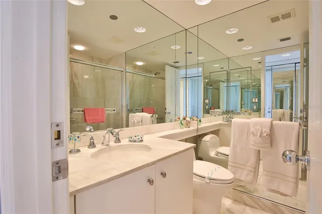 $9,000 | 775 Longboat Club Road, Unit 405, Longboat Key, FL 34228