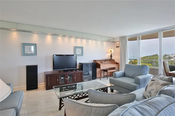 $9,000 | 775 Longboat Club Road, Unit 405, Longboat Key, FL 34228