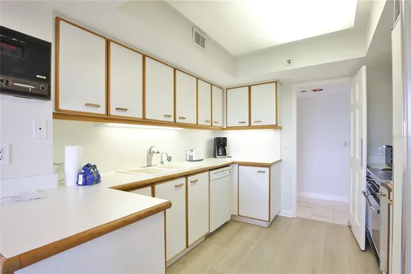 $9,000 | 775 Longboat Club Road, Unit 405, Longboat Key, FL 34228
