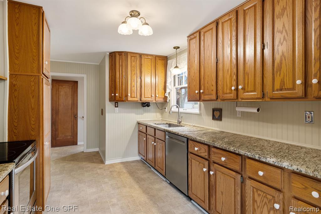879 Roslyn Road Grosse Pointe Woods, MI 48236 - Photo 12 of 39
