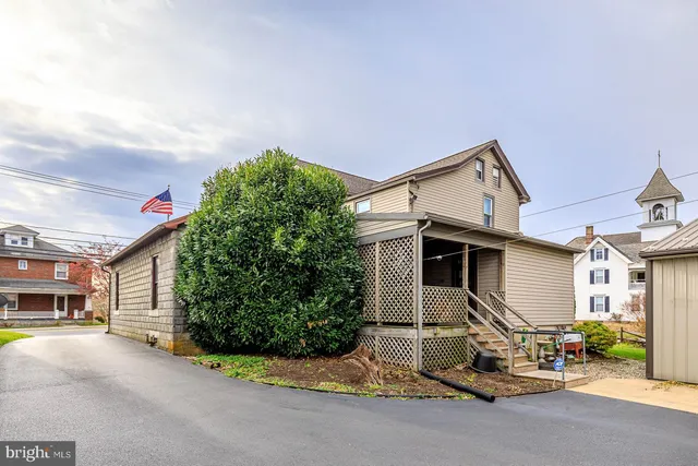 a view of a house with a yard and plants