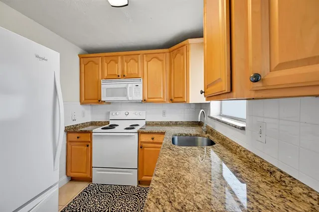 $275,000 | 1536 Southeast 15th Court, Unit 207, Deerfield Beach, FL 33441