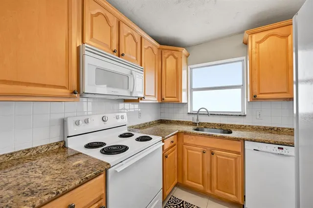 $275,000 | 1536 Southeast 15th Court, Unit 207, Deerfield Beach, FL 33441