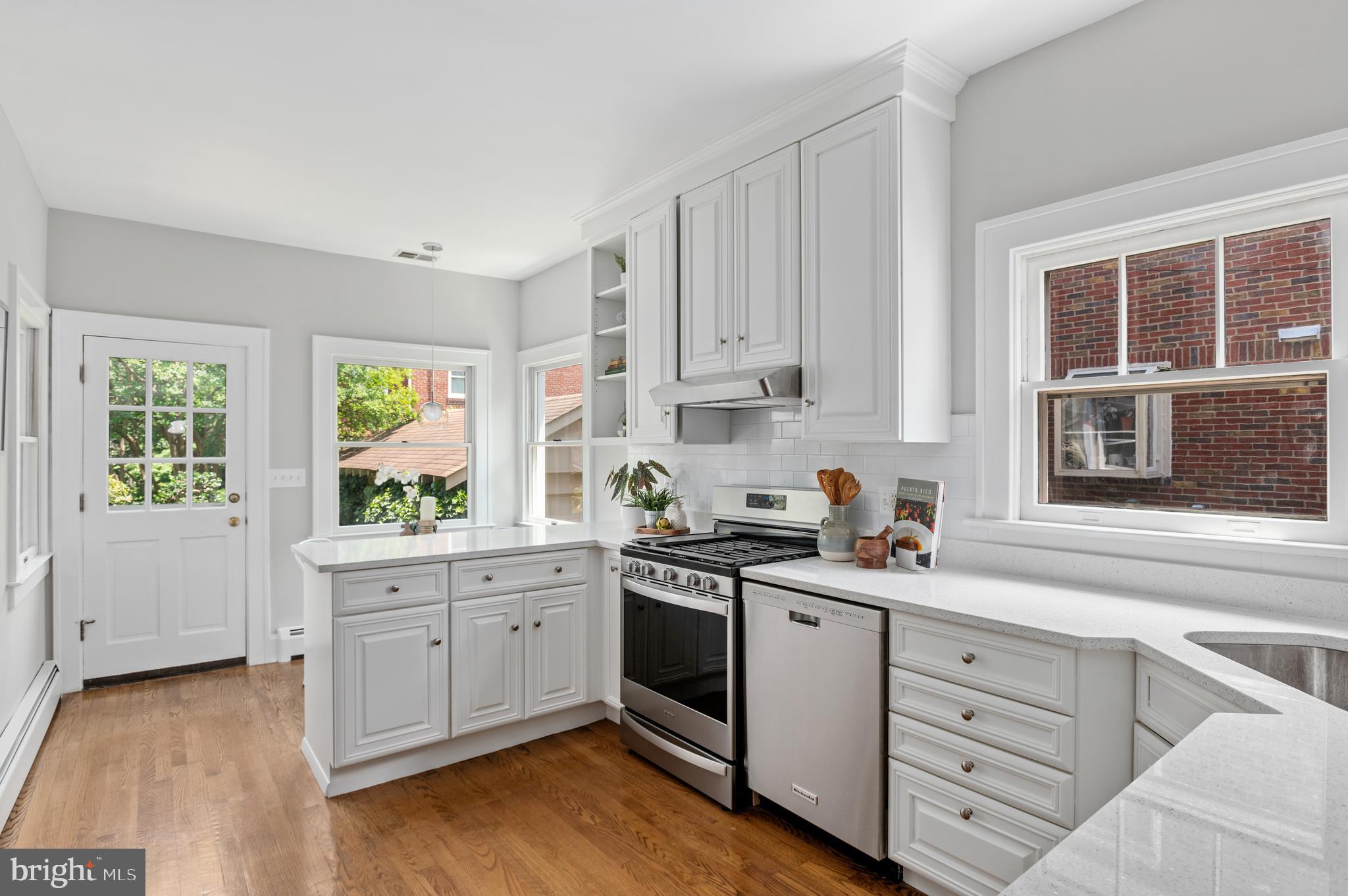 903 Russell Road Alexandria, VA 22301 - Photo 10 of 57