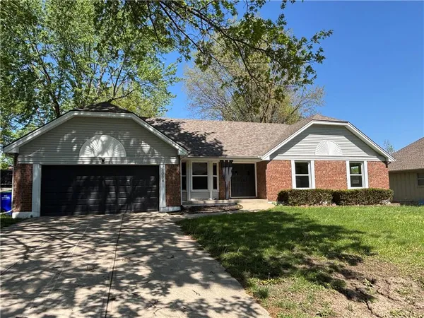 $384,950 | 1004 Southeast 3rd Terrace, Lee's Summit, MO 64063