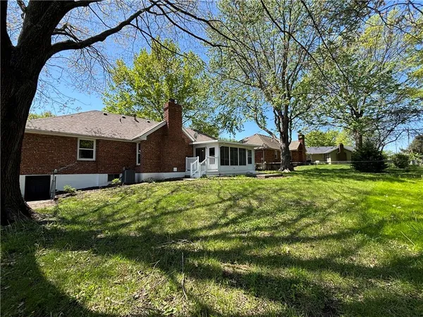 $384,950 | 1004 Southeast 3rd Terrace, Lee's Summit, MO 64063