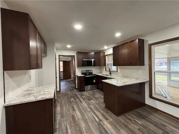 $384,950 | 1004 Southeast 3rd Terrace, Lee's Summit, MO 64063