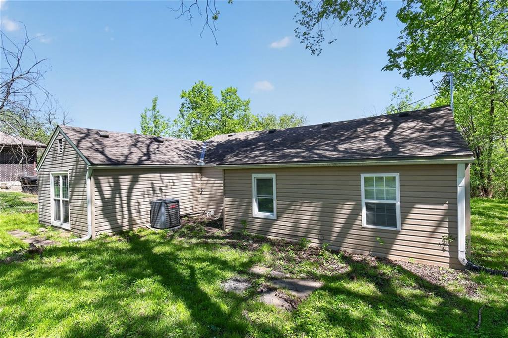 8318 Pershing Road Raytown, MO 64138 - Photo 10 of 30