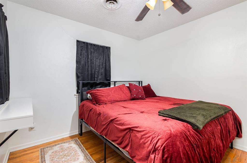 808 Ravenwood Drive Arlington, TX 76013 - Photo 17 of 27 a bedroom with a bed and a window