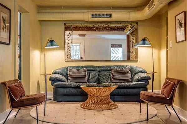 $2,800 | 2931 St Charles Avenue, New Orleans, LA 70115