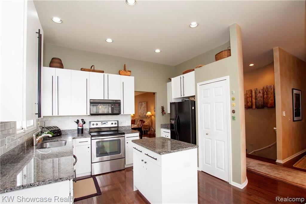 30113 Meadow Ridge South Farmington Hills, MI 48334 - Photo 2 of 12