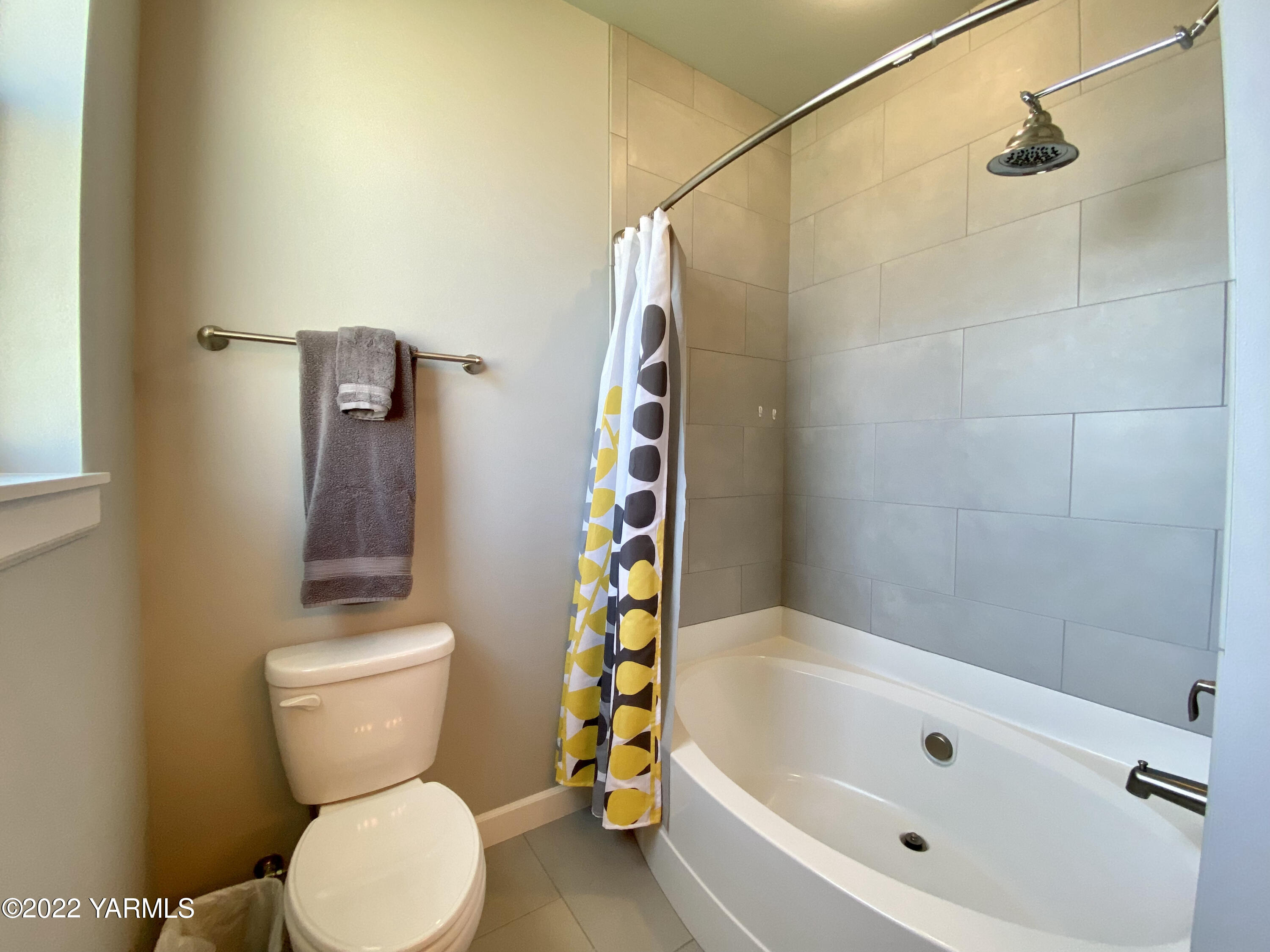 2110 Ruby Way Yakima, WA 98903 - Photo 21 of 36 a bathroom with a toilet and a bathtub