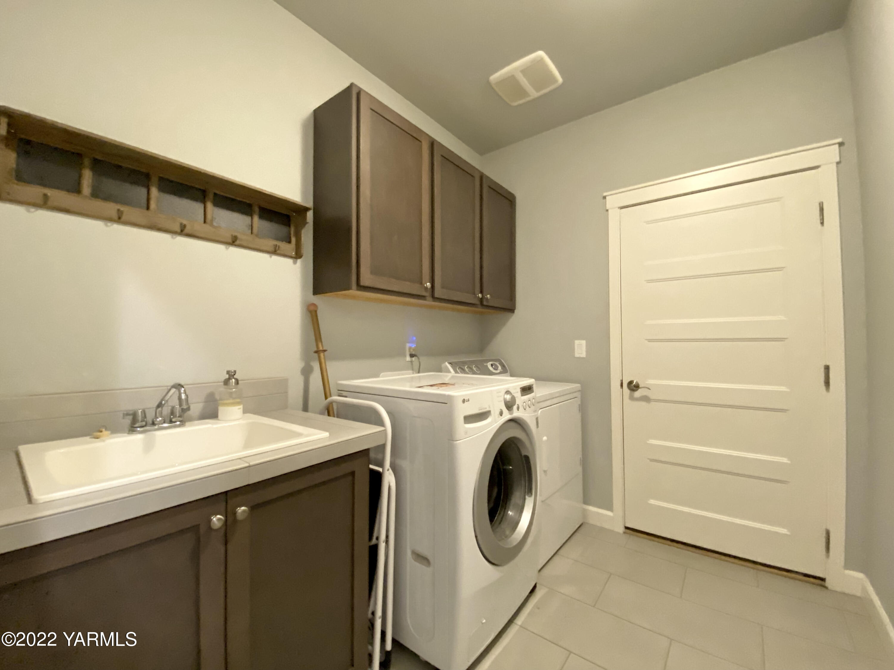 2110 Ruby Way Yakima, WA 98903 - Photo 24 of 36 a utility room with dryer and washer