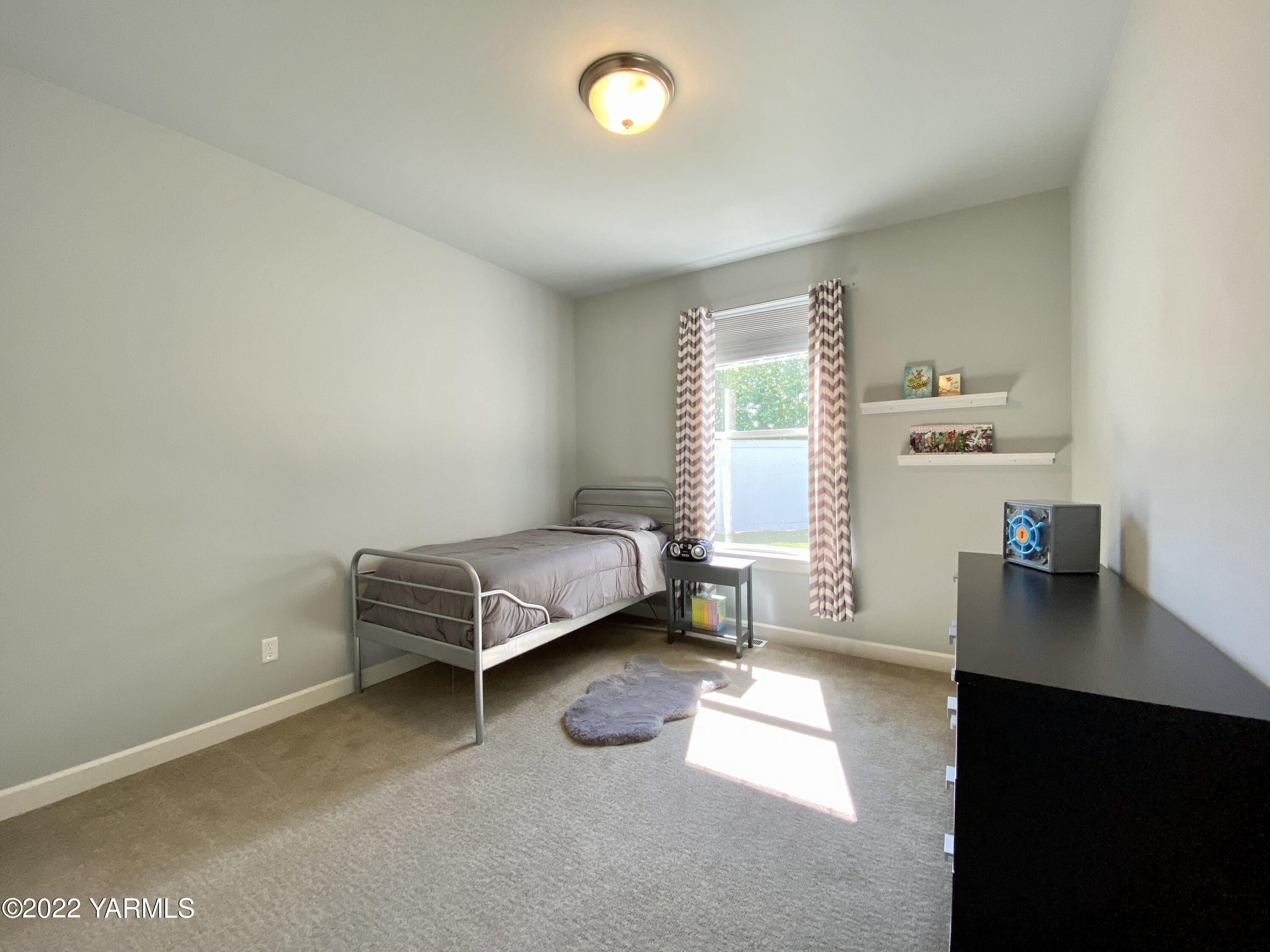 2110 Ruby Way Yakima, WA 98903 - Photo 26 of 36 a room with a desk and chair