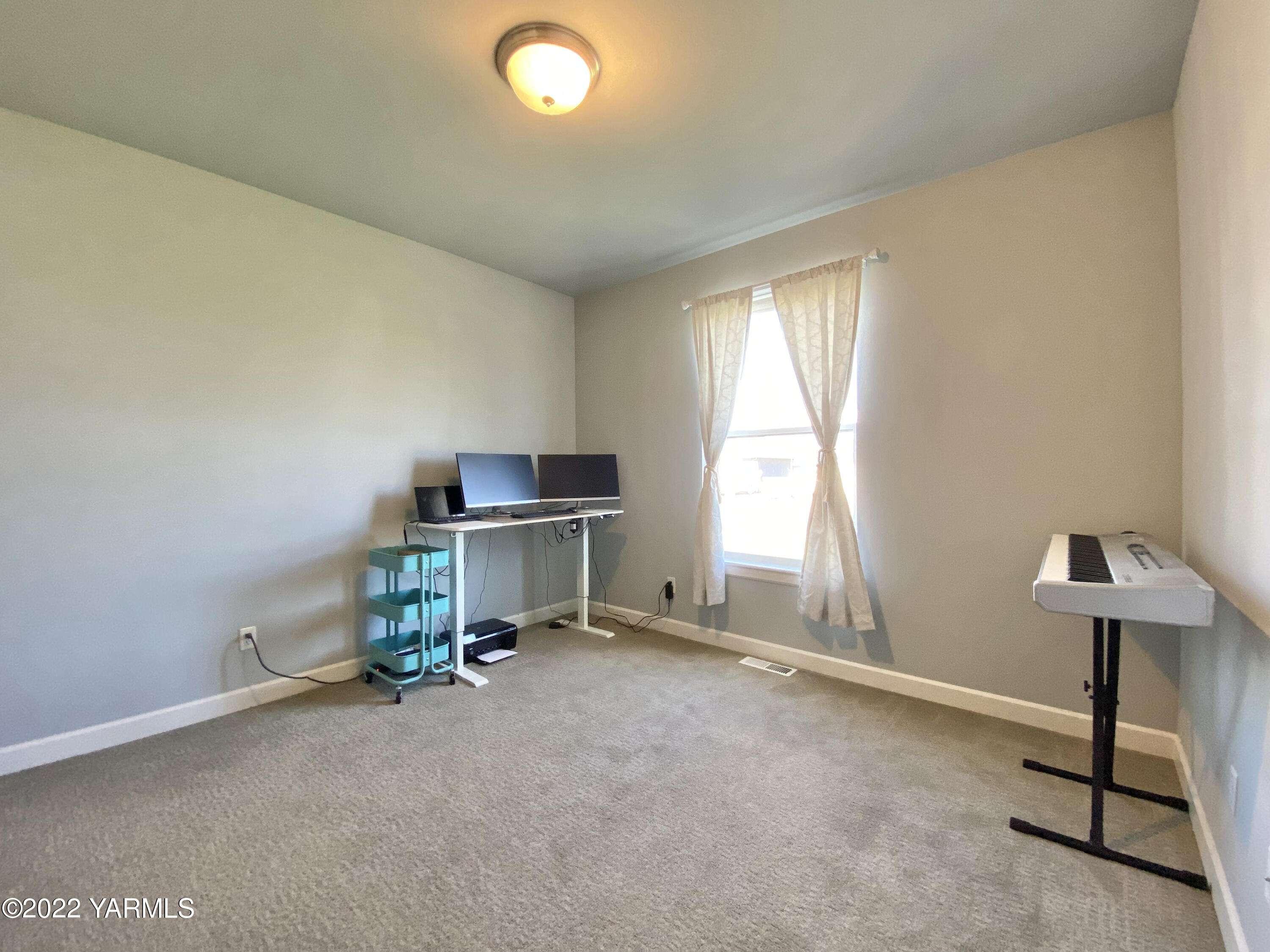 2110 Ruby Way Yakima, WA 98903 - Photo 31 of 36 a room with a desk and chair