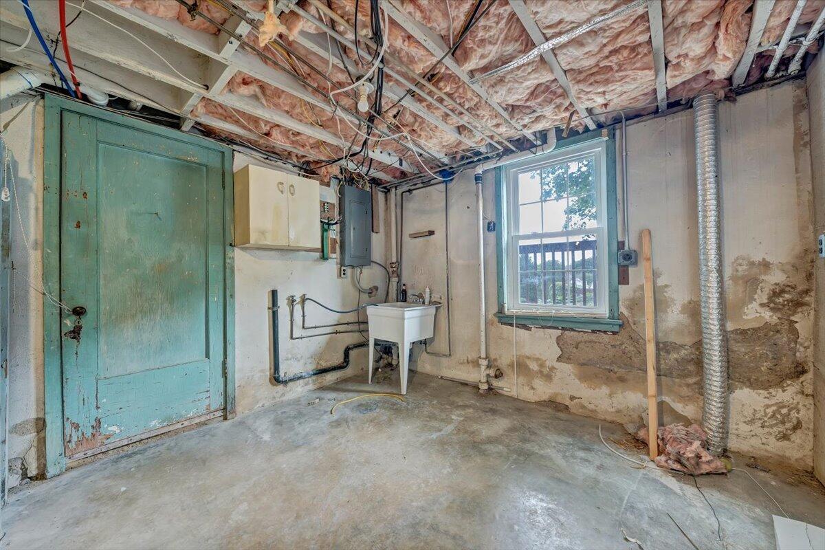 528 Riverland Road Southeast Roanoke, VA 24014 - Photo 33 of 42 a view of a room with window