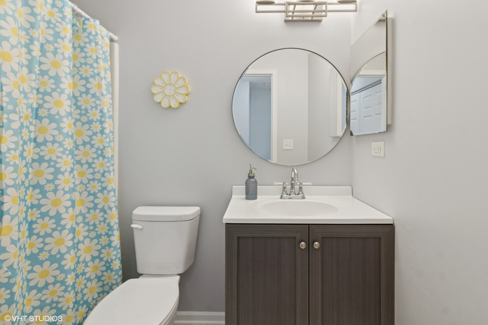 4300 Dobbins Street Plano, IL 60545 - Photo 16 of 31 a bathroom with a toilet a sink and mirror
