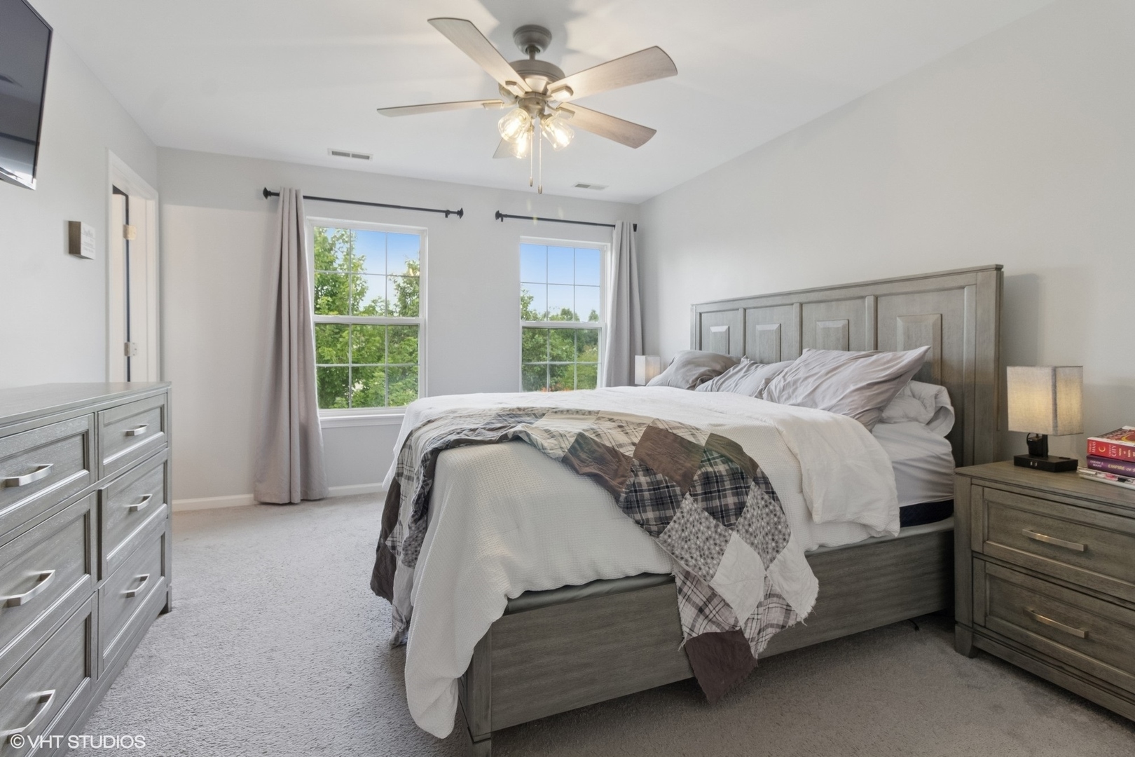 4300 Dobbins Street Plano, IL 60545 - Photo 17 of 31 a spacious bedroom with a bed and a chandelier