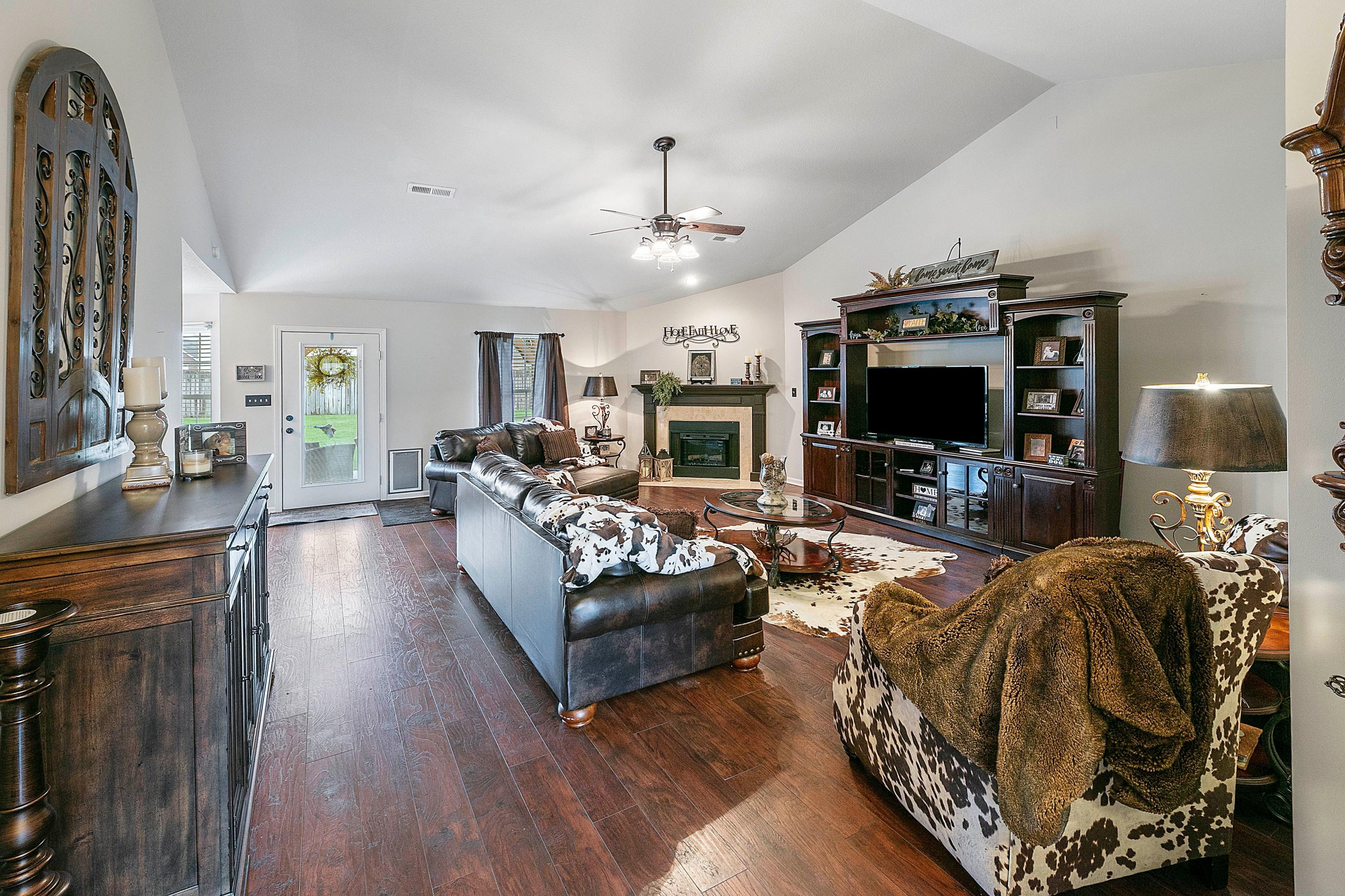 8421 Reality Lane Corryton, TN 37721 - Photo 3 of 20 Reality Living room