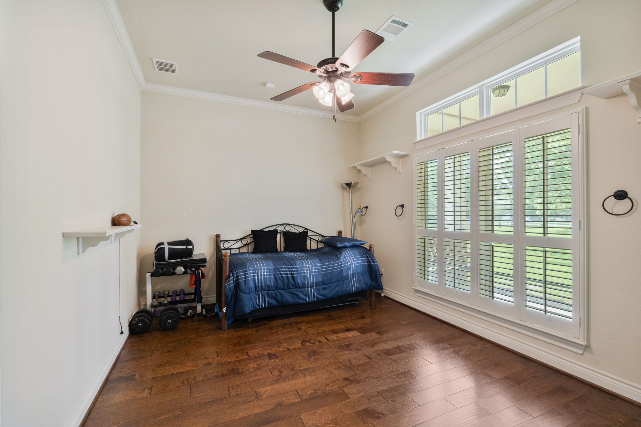 101 Pin Oak Lane Hempstead, TX 77445 - Photo 11 of 50 a room with furniture and a window