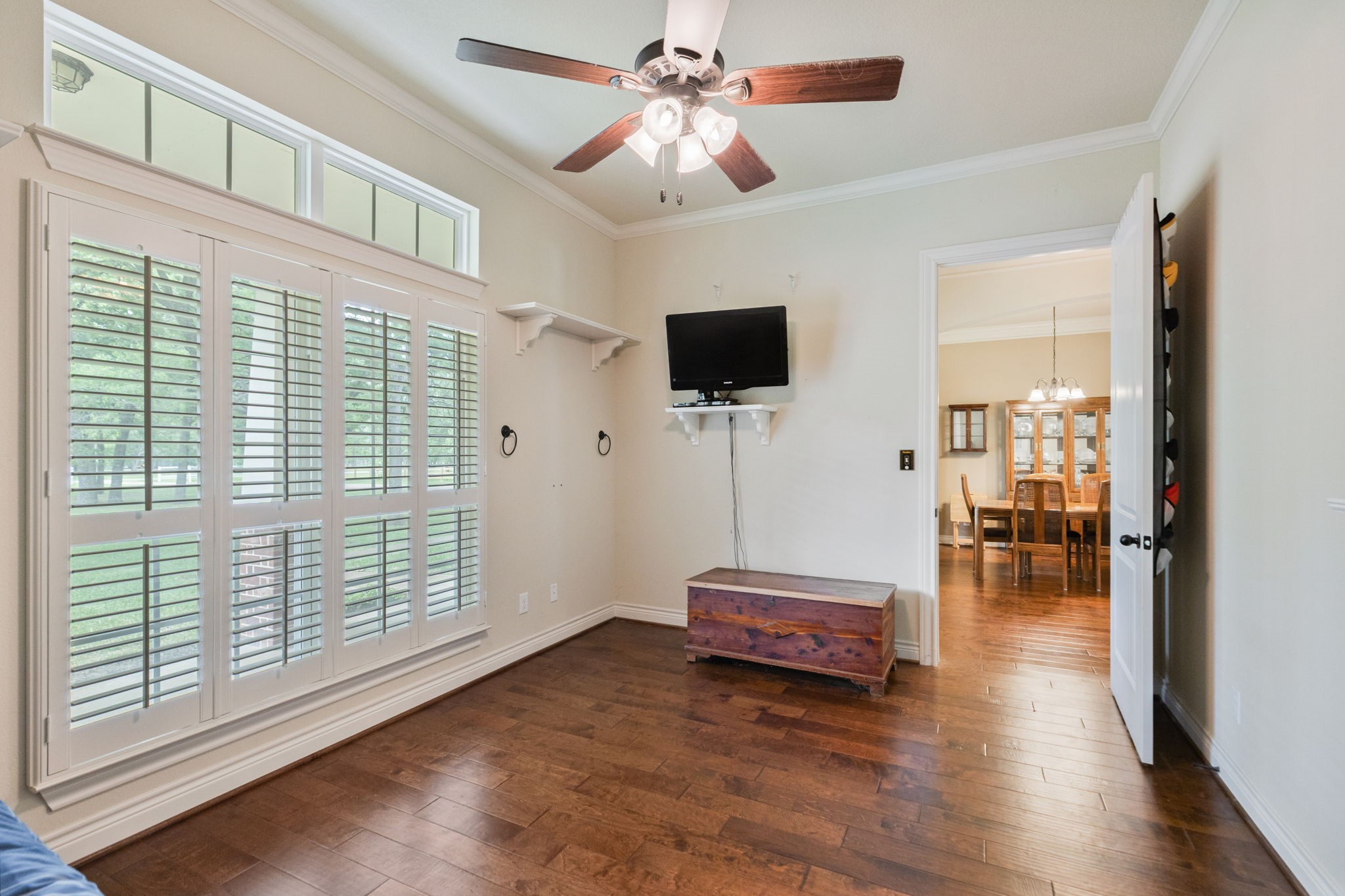 101 Pin Oak Lane Hempstead, TX 77445 - Photo 12 of 50 a living room with furniture and a flat screen tv