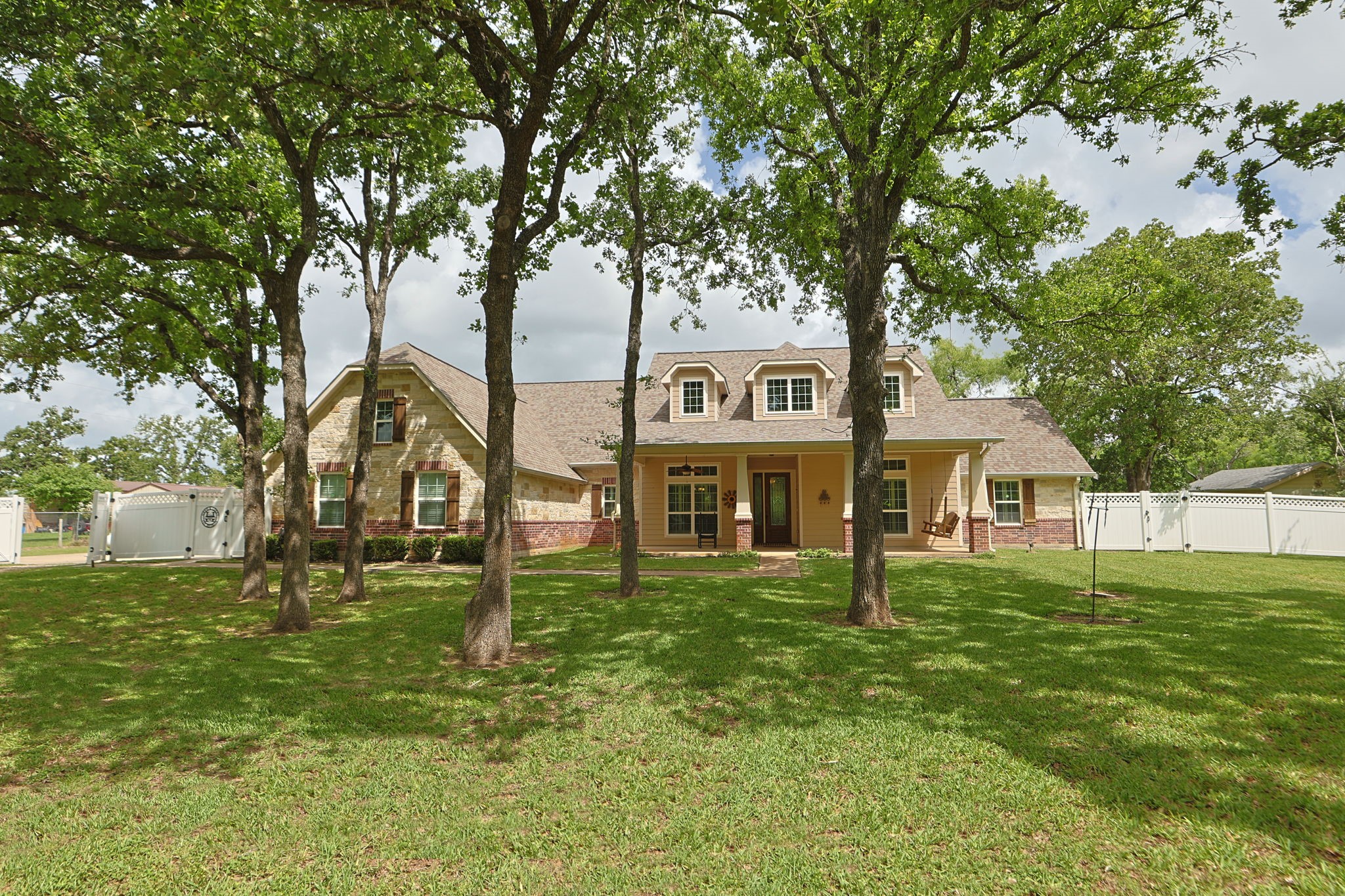101 Pin Oak Lane Hempstead, TX 77445 - Photo 4 of 50 front view of a house with a yard