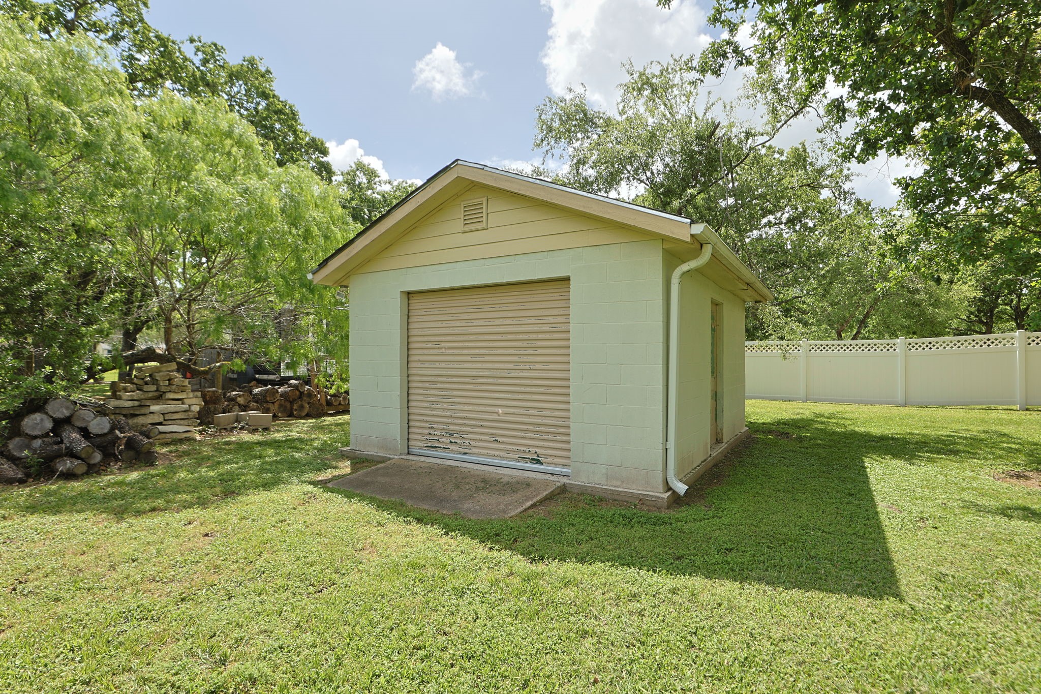 101 Pin Oak Lane Hempstead, TX 77445 - Photo 43 of 50 a view of backyard of house with wooden fence