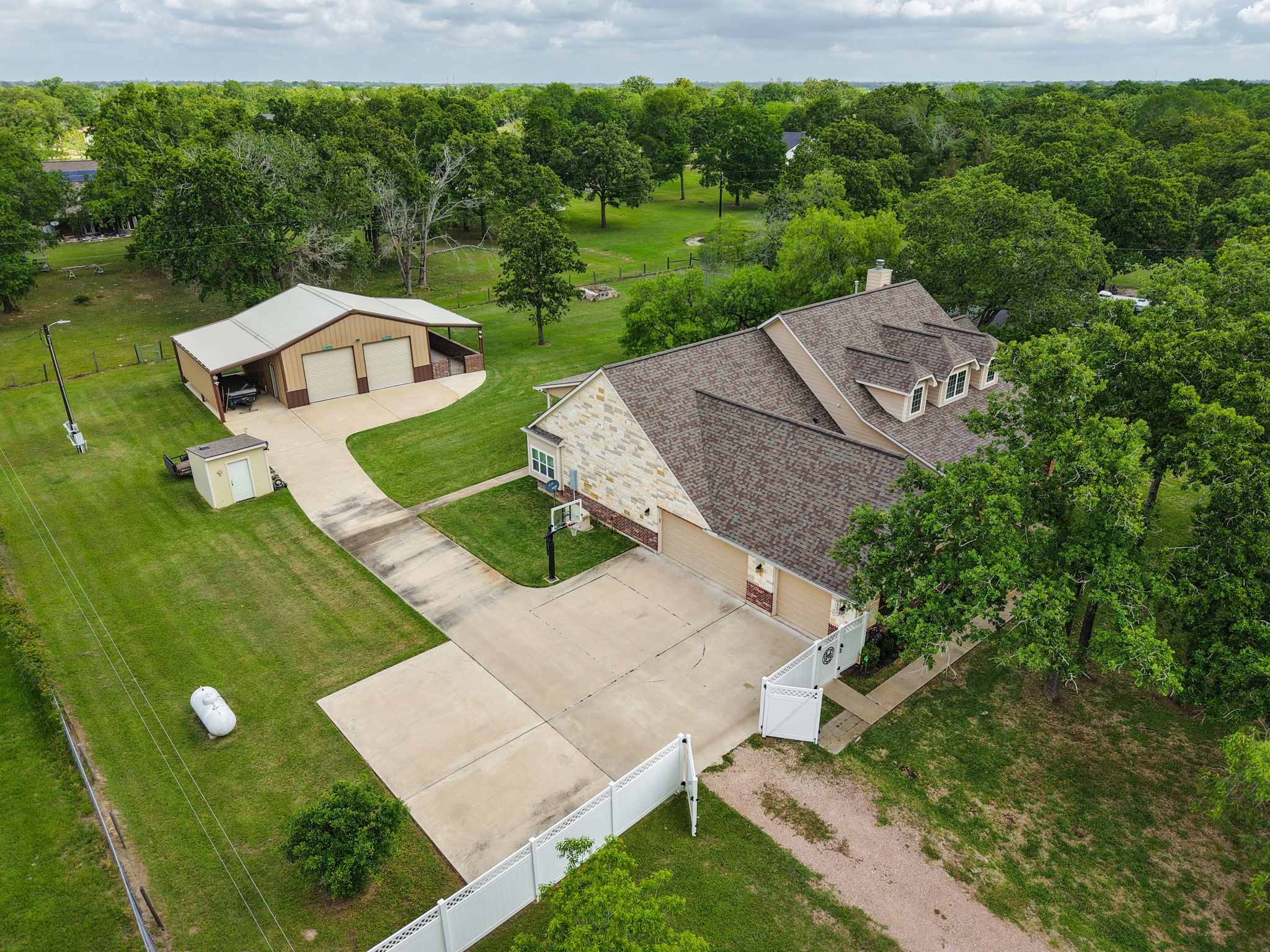 101 Pin Oak Lane Hempstead, TX 77445 - Photo 48 of 50 an aerial view of a house with a yard