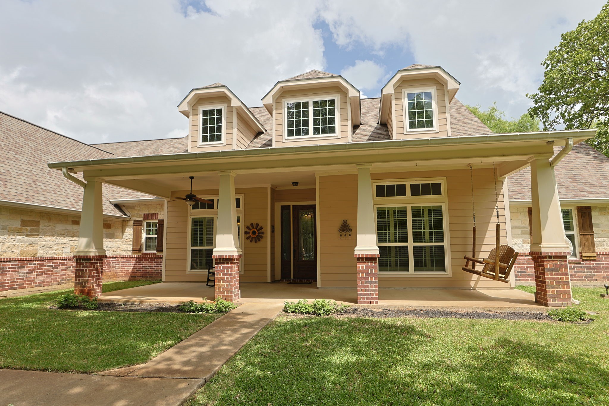 101 Pin Oak Lane Hempstead, TX 77445 - Photo 5 of 50 front view of a house with a yard