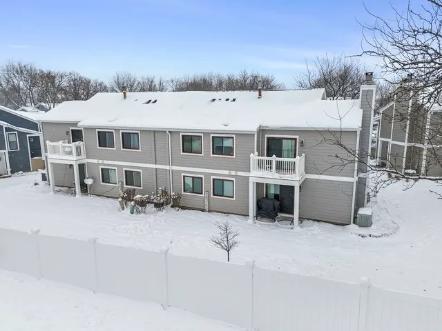 $295,000 | 125 Manchester Court, Unit 125, Schaumburg, IL 60193