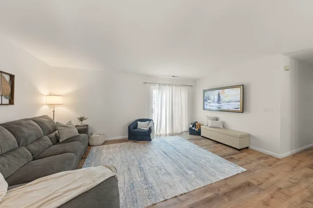 $295,000 | 125 Manchester Court, Unit 125, Schaumburg, IL 60193