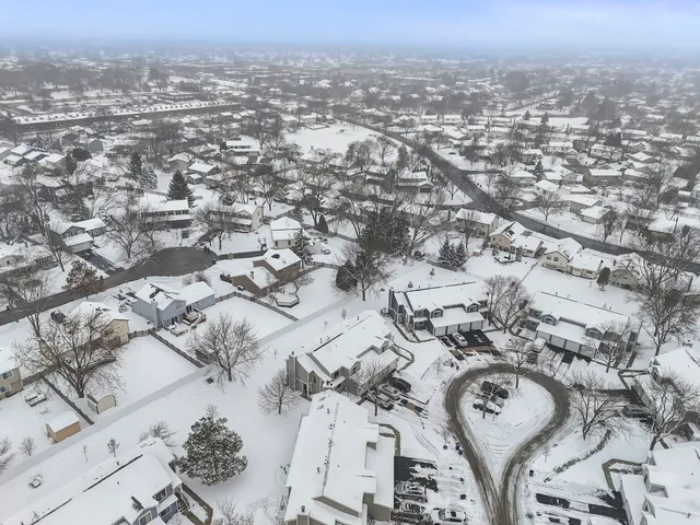 $295,000 | 125 Manchester Court, Unit 125, Schaumburg, IL 60193