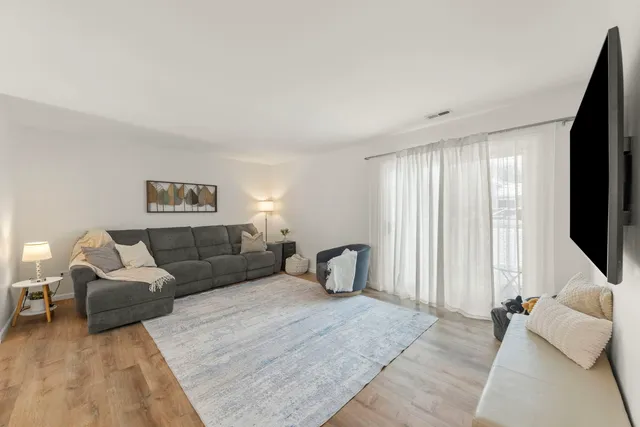 $295,000 | 125 Manchester Court, Unit 125, Schaumburg, IL 60193