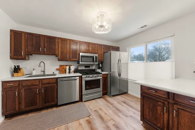 $295,000 | 125 Manchester Court, Unit 125, Schaumburg, IL 60193