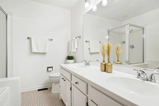 $379,000 | 381 Bentley Place, Buffalo Grove, IL 60089