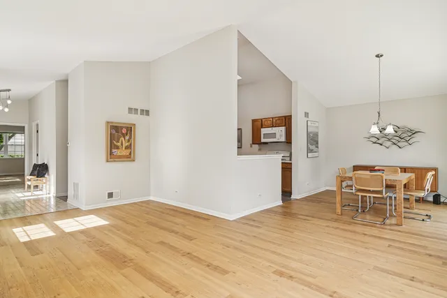 $379,000 | 381 Bentley Place, Buffalo Grove, IL 60089