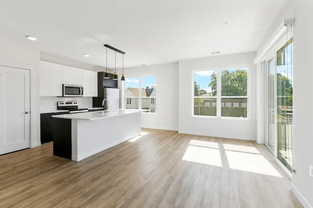 $1,581 | 5945 6th Avenue, Unit 203, Kenosha, WI 53140