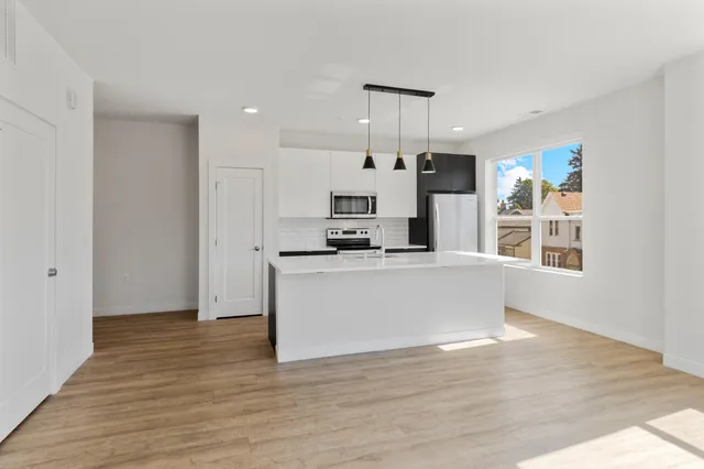 $1,581 | 5945 6th Avenue, Unit 203, Kenosha, WI 53140