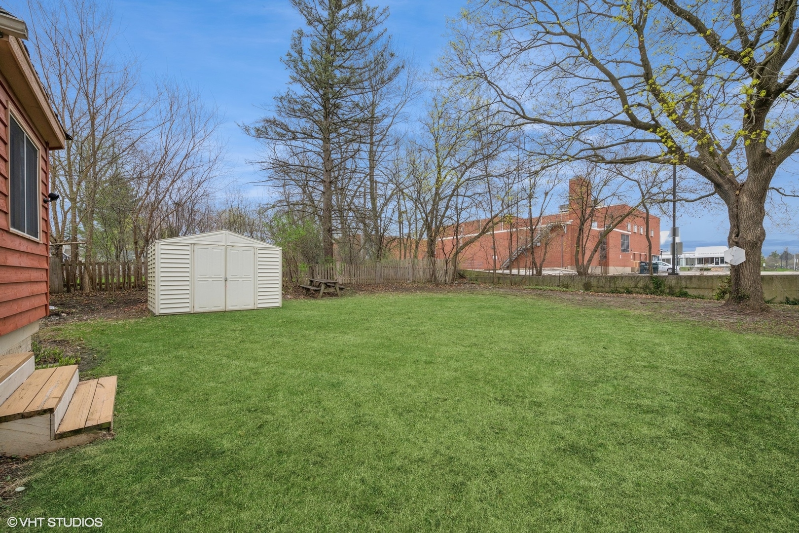 419 June Terrace Barrington, IL 60010 - Photo 15 of 18 a backyard of a house with lots of green space