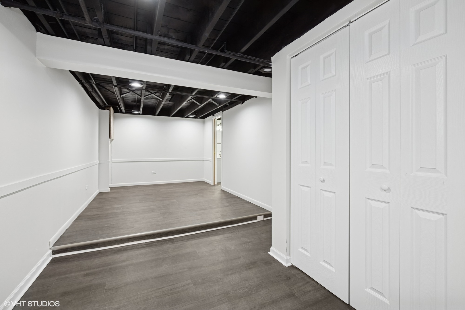 419 June Terrace Barrington, IL 60010 - Photo 9 of 18 a view of a garage