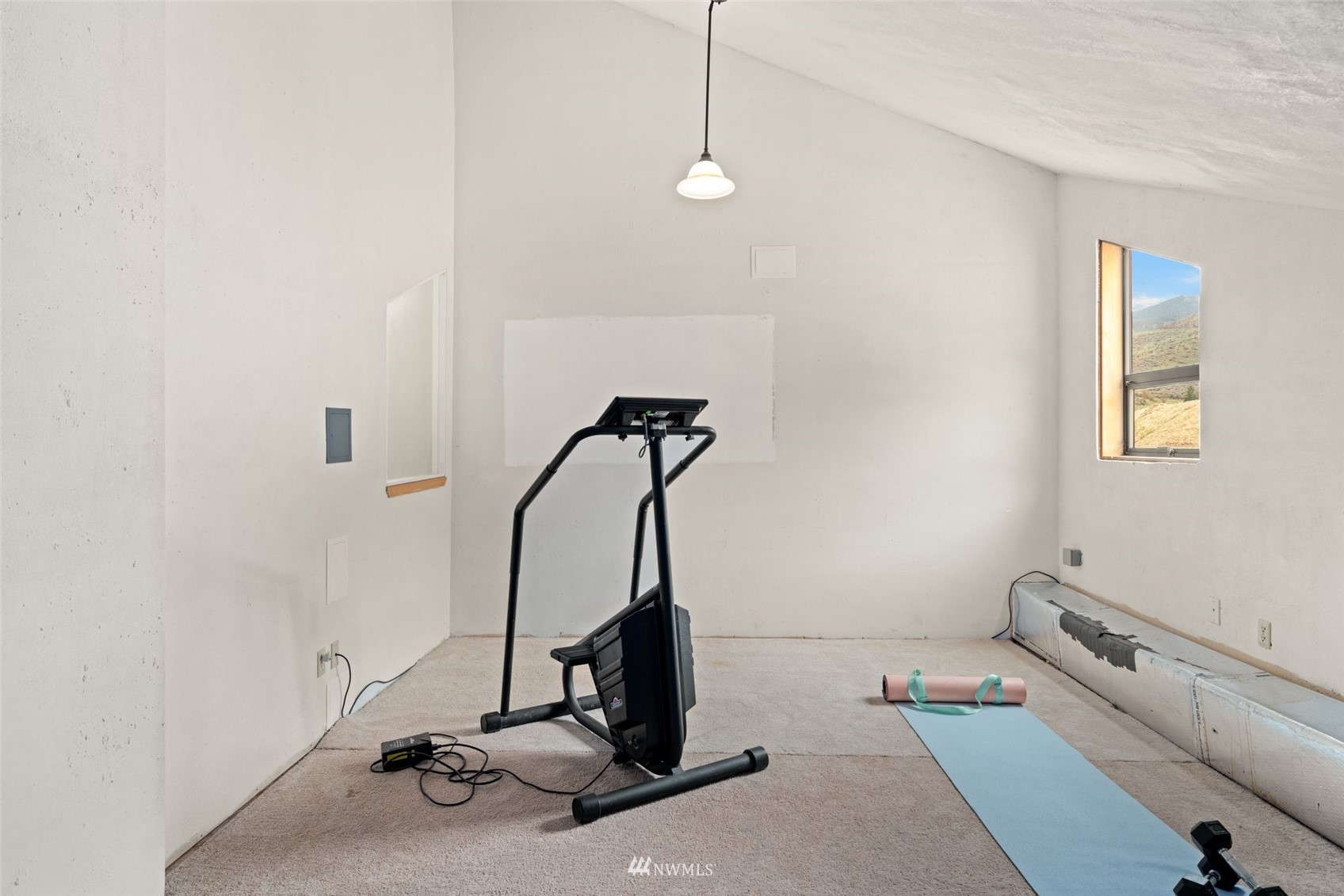 1666 Pitcher Canyon Road Wenatchee, WA 98801 - Photo 23 of 37 a room with gym equipment and windows