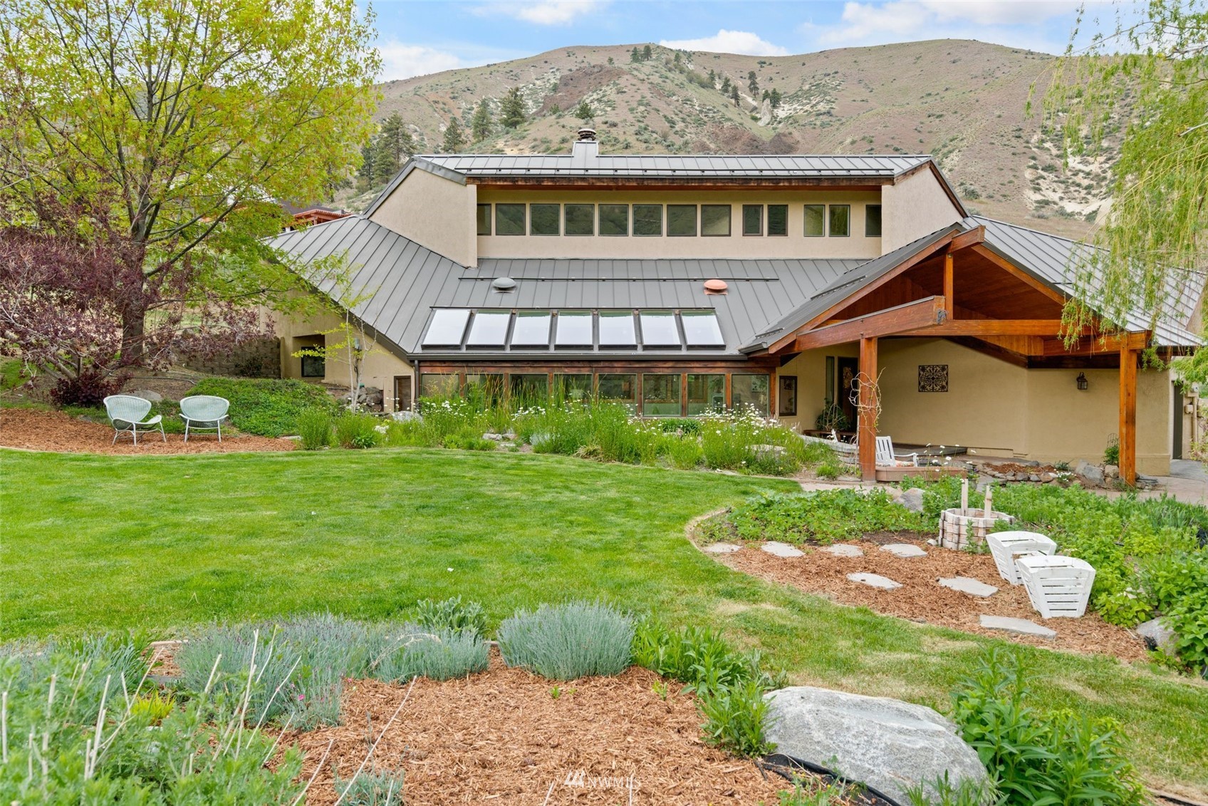 1666 Pitcher Canyon Road Wenatchee, WA 98801 - Photo 7 of 37 a front view of a house with garden